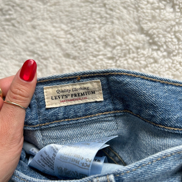 Levi's Women's High Rise Denim Jean Shorts Regular Fit 3" Size 27 - Picture 4 of 9